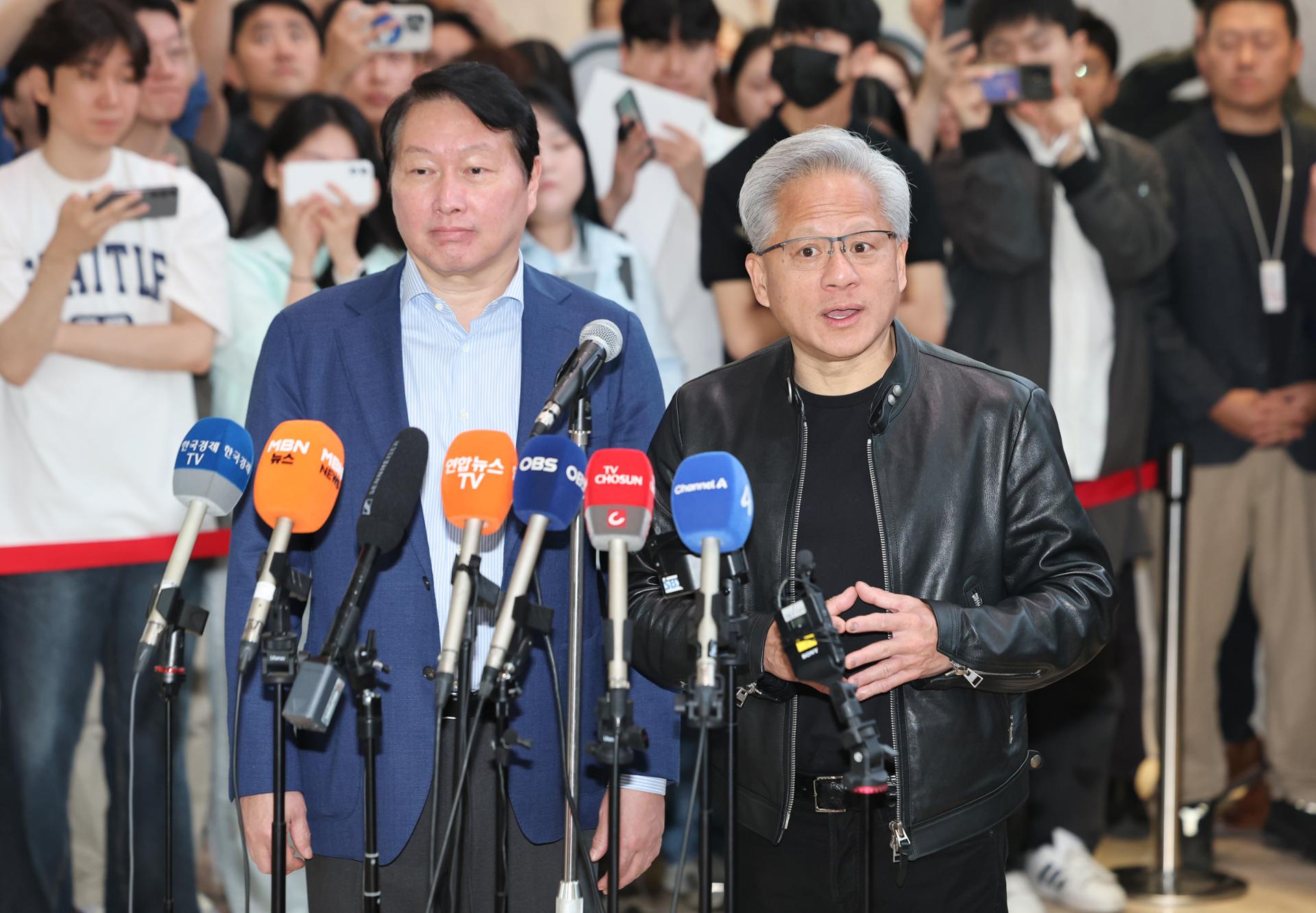 黄仁勋与崔泰源首尔会面，英伟达与SK集团签下「多年期」AI合作协议