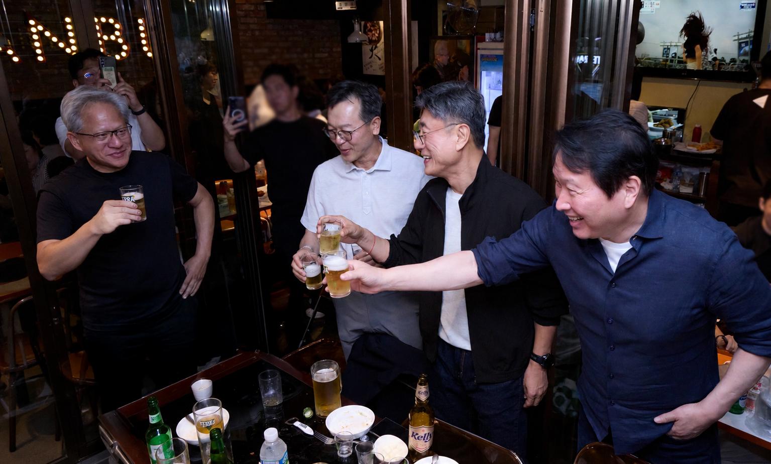 黄仁勋、崔泰源及SK子公司高管在首尔三成洞炸鸡店晚宴