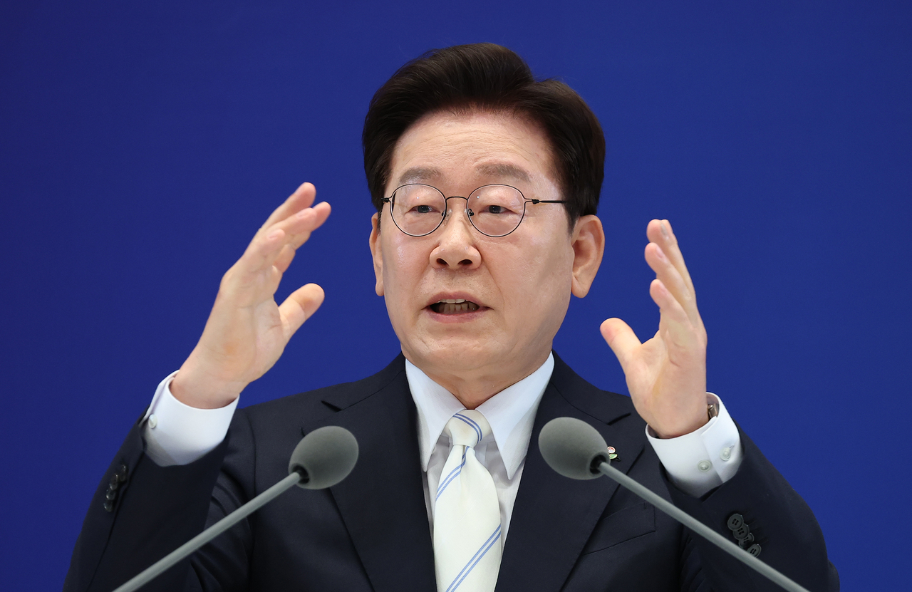黄仁勋在英伟达GTC台北2026主题演讲中介绍与Naver Cloud的合作