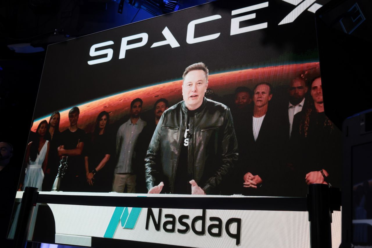 SpaceX市值空降美股前十，全球首位万亿美元富豪诞生